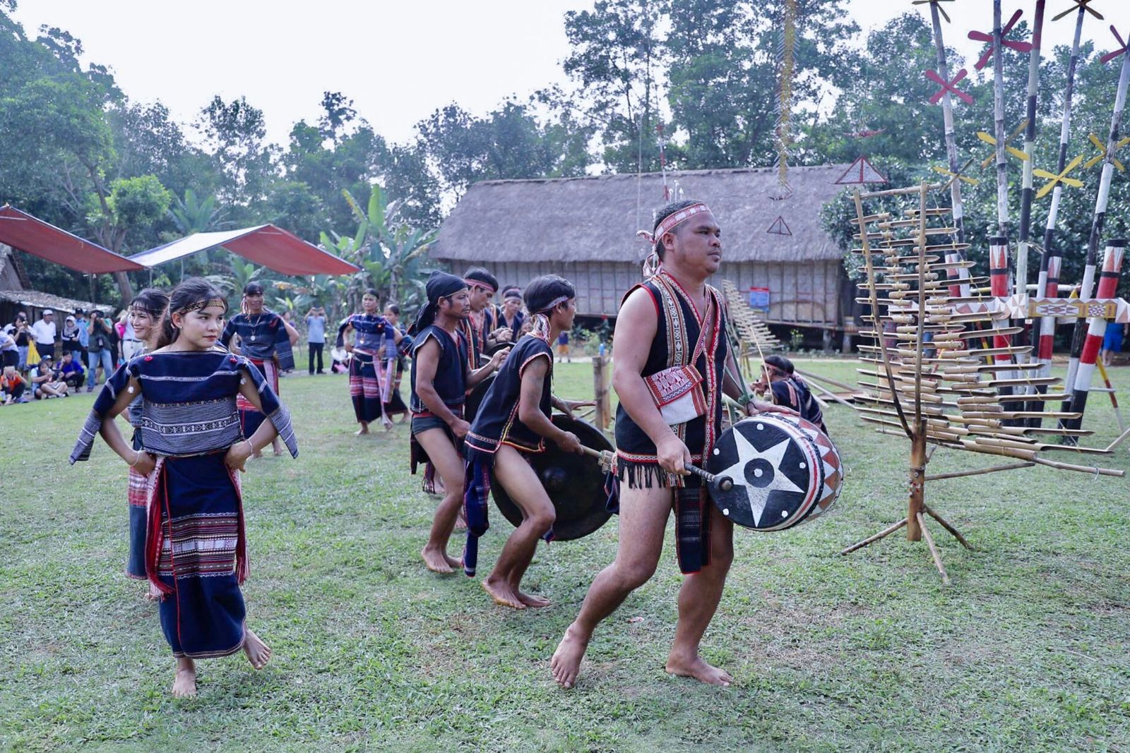 Lễ mừng lúa mới của người Ba Na được tổ chức sau mỗi vụ thu hoạch lúa gạo với các vũ điệu truyền thống cùng đội nhạc cồng chiêng đặc trưng của các dân tộc vùng Tây Nguyên.
